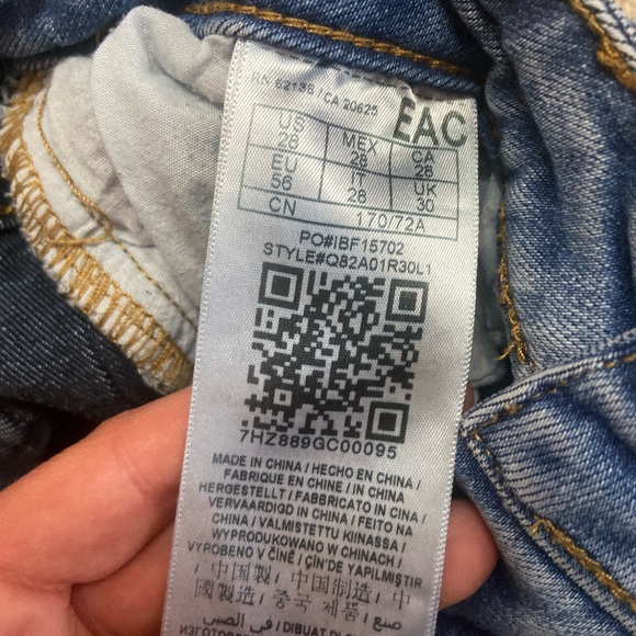 GUESS Super Stretchy Skinny Jeans - Picture 4 of 8